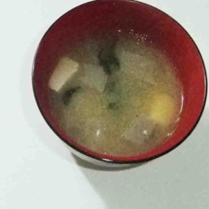 じゃがいもとえのきとまいたけとわかめのお味噌汁